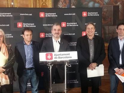 Jaume Collboni amb els regidors del grup Demòcrata, BComú, ERC i Ciutadans.