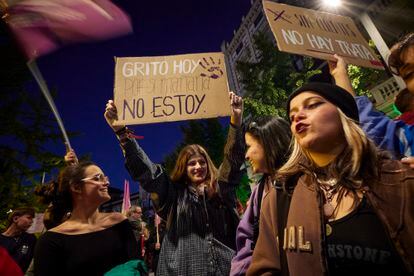 Unas jóvenes participan en la protesta de Granda, este viernes. 