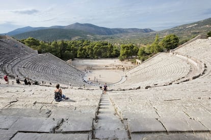Esparta, Micenas, Mistrá o Epidauro, cuna de la medicina científica (en la foto, su magnífico anfiteatro), son algunas de las localizaciones históricas que se pueden visitar en la región del Peloponeso, entre pueblos de piedra y montes coronados por la nieve.
