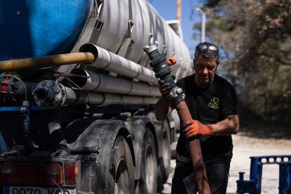 José Sánchez, camionero, manipula la cuba para dar suministro al deposito municipal de Castellcir, en la comarca del Moianès.