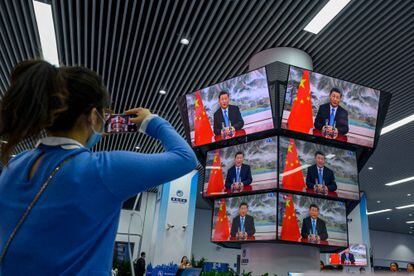 Imágenes en directo del discurso de Xi Jinping durante la inauguración de una feria comercial, el pasado jueves en Shanghái.