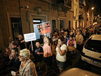 Manifestación de vecinos de la Barceloneta contra los pisos turísticos y el turismo de borrachera.