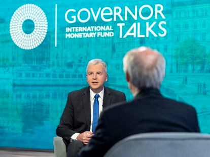 Alfred Kammer (izquierda), economista del FMI responsable de Europa, habla con el gobernador del Banco Central de Suecia, Stefan Nils Magnus Ingves, el 19 de abril en Washington.