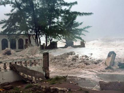 La costa de Kingston, la capital de Jamaica, en pleno impacto del huracán.