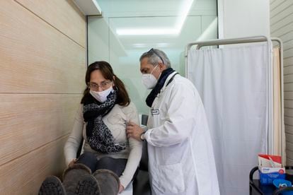 El doctor Fady Nassar, especialista en oncología y hematología, ausculta a una paciente de cáncer en su clínica, en el barrio de Asrafiyeh en Beirut, Líbano, el 17 de marzo de 2022.