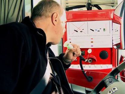 Un camionero hace la prueba de alcoholemia en el puerto de Gotemburgo, obligatoria para poder acceder a la red viaria sueca.