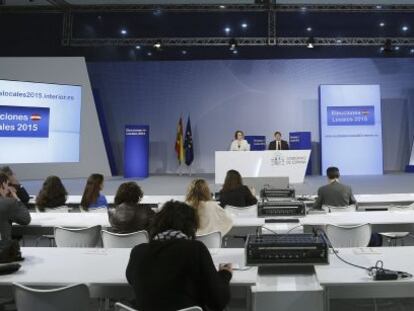 La secretaria de Estado de Comunicaci&oacute;n, Carmen Mart&iacute;nez Castro, y el subsecretario del Ministerio del Interior, Luis Aguilera, durante la rueda de prensa que han ofrecido esta ma&ntilde;ana en el Centro de Datos de IFEMA, en Madrid, para informar sobre el dispositivo previsto y los horarios de las comparecencias ante los medios con motivo de las Elecciones Locales 2015.