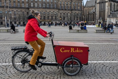 Una mujer maneja una bicicleta de reparto en Ámsterdam en 2019.