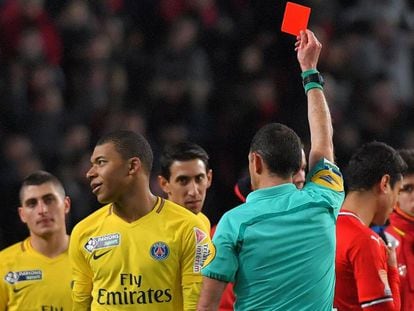 Mbappé recibe una tarjeta roja en un partido con el PSG el pasado enero.
