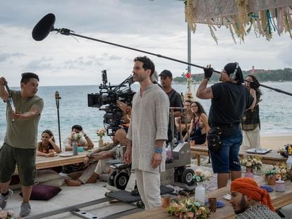 El actor y director mexicano Osvaldo Benavides durante el rodaje de 'Noche de bodas', en una playa de Oaxaca (México).