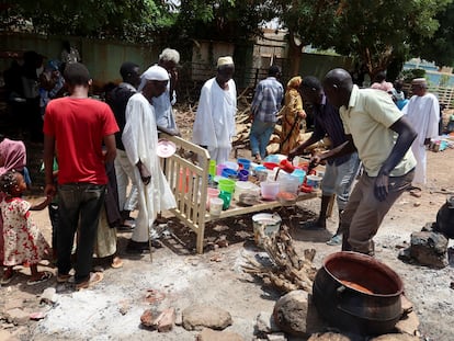 Varias personas esperan una distribución de comida organizada por voluntarios en Omdurman, en Sudán, el 3 de septiembre de 2023