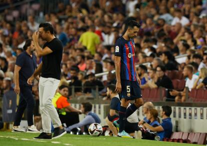 Busquets se marcha expulsado durante el partido ante el Rayo Vallecano en la primera jornada de Liga en el Camp Nou.