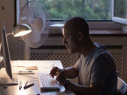 Javier Gutiérrez afronta el calor con un ventilador en un fotograma de 'El Autor'.