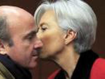 Guindos saluda a la directora gerente del FMI, Christine Lagarde, en la reunión del Eurogrupo