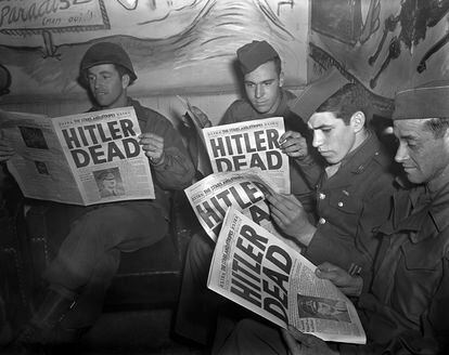 Militares estadounidenses leen el periódico del Ejército 'Stars and Stripes' en el que se anuncia la muerte de Hitler, el 2 de mayo de 1945.