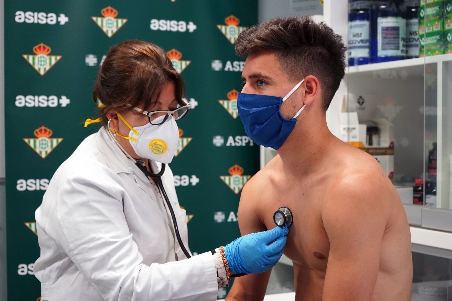 Álex Moreno pasa las pruebas médicas en el regreso al trabajo del Betis.