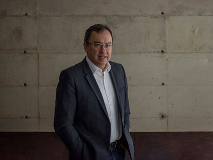El ministro del Interior, Alfonso Prada, en su apartamento de Bogotá, en abril.