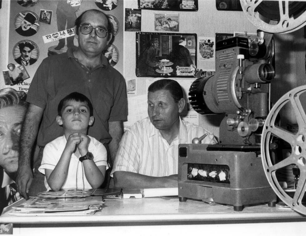 Joaquín Fuentes con su padre y uno de sus hijos, las tres generaciones del negocio familiar, en junio de 1990.
