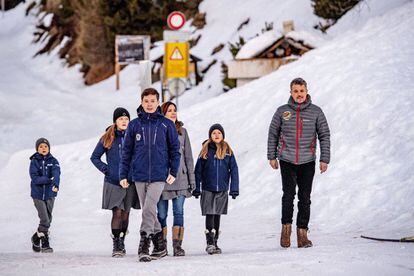 La familia danesa durante un paseo por Verbier, el pasado 6 de enero.
