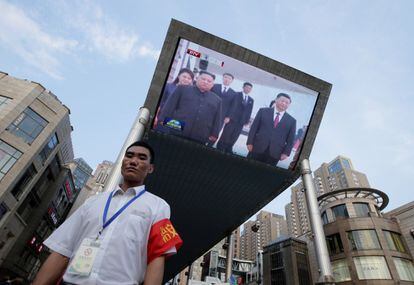 Una pantalla de televisión en Pekín muestra al presidente chino, Xi Jinping, junto al líder norcoreano, Kim Jong-Un, en Pyongyang, durante una cumbre celebrada para abordar las preocupaciones de China en materia de seguridad.
