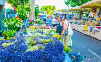 Un mercadillo en el centro de Apt, en Provenza.