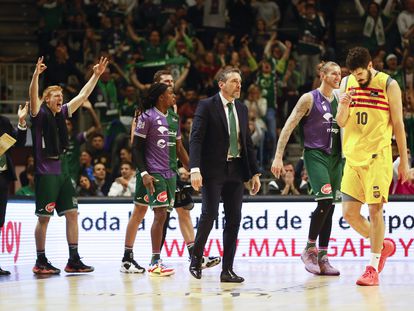 Los jugadores de Unicaja celebran un triple ante Nikola Kalinic