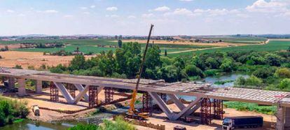 Construcción del puente de la Ronda Sur de Badajoz, una de las obras del grupo Rover en Extremadura.