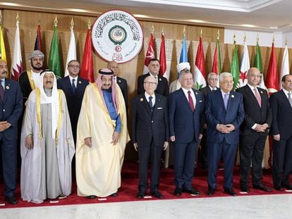 Foto de familia de los líderes árabes que han asistido a la trigésima cumbre de la Liga Árabe celebrada en Túnez