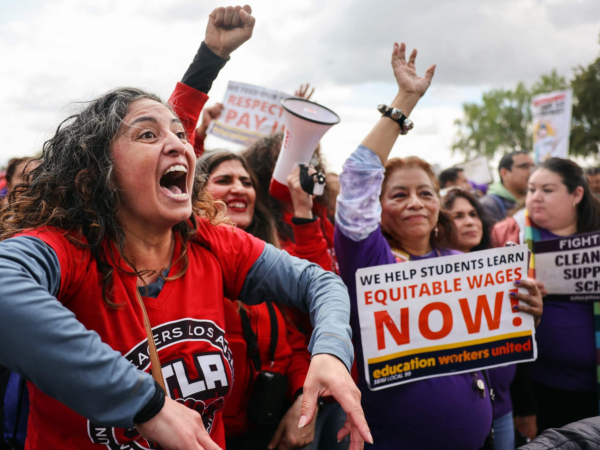 Los Ángeles sube un 30% el salario a los trabajadores de servicio de las  escuelas públicas | Sociedad | EL PAÍS
