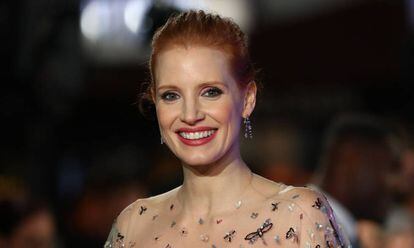 Jessica Chastain posa para los medios a su llegada al estreno de "Molly's Game" en Londres, el 6 de diciembre del 2017.