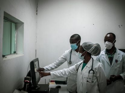 El equipo de investigación en el área de tuberculosis analiza unas radiografías de tórax en el hospital distrital de Manhiça, en Mozambique.