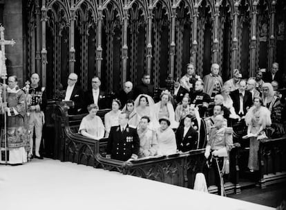 Las miradas de representantes de todo el mundo siguiendo el recorrido de Isabel II a través de la abadía de Westminster a su llegada para la coronación.