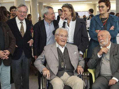 Oriol Bohigas, en el centro abajo, con Eduardo Mangada. De pie, Mar&iacute;a Bohigas, Beth Gal&iacute;, Joan Ravetllat, Rafael Moneo y Jordi Coca.