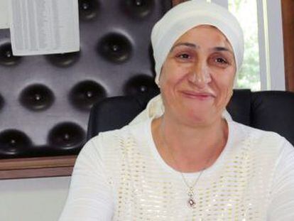 Una funcionaria turca cubierta con el velo en su oficina en Diyarbakir.