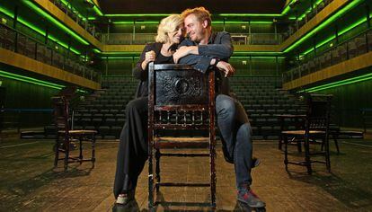 Mercedes Morán con el director Claudio Tolcachir, en la Sala Verde de Teatros del Canal.