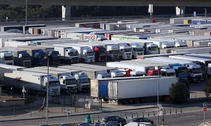 Camiones estacionados en la frontera de La Jonquera