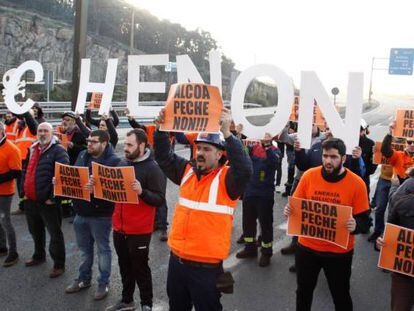 Trabajadores de la planta de la multinacional Alcoa en A Coruña, concentrados en las puertas de la factoría.