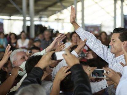 El presidente Peña Nieto saluda a los asistentes a un acto en Toluca.