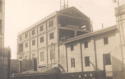 La compañía adquiere unos terrenos en la ronda de Sant Antoni, donde estableció su fábrica definitiva para las siguientes décadas. Esta se convirtió en la mayor productora de cervezas de la Ciudad Condal.