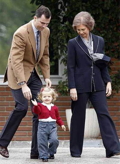 El príncipe Felipe, su hija Leonor y la Reina saludan a su llegada a la clínica Rúber.