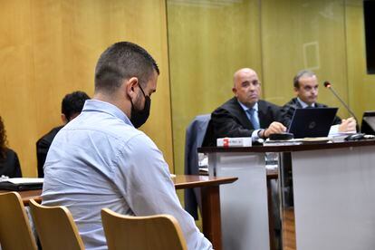 El legionario acusado por el atropello de Leire, la niña de cinco años fallecida en julio de 2021 en Roquetas de Mar (Almería), sentado en el banquillo de los acusados en la sala del Juzgado de lo Penal 3 de Almería, este jueves.
