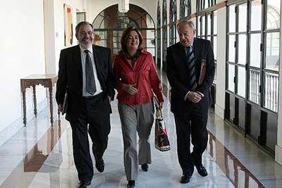 Mar Moreno, entre Ángel López (izquierda) y Juan Carlos Aguilar, ayer en el Parlamento.