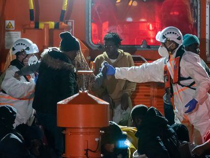 Decenas de migrantes rescatados por Salvamento Marítimo llegaban el martes al Muelle de Arguineguín (Gran Canaria).