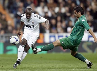 Lassana Diarra se escapa de un jugador del Betis.