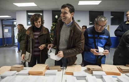 El candidato de UPYD a la presidencia del Gobierno, Andrés Herzog (c), acompañado de su mujer, Natasha Goffman, coge sus papeletas en el Centro Dotacional de Arganzuela.