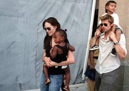 Brad Pitt, junto a Angelina Jolie y sus hijos Maddox y Zahara, en Bombay (India) en 2006.