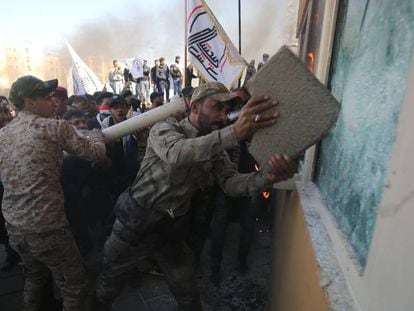 Miembros de las milicias proiraníes de Irak atacan la Embajada de Estados Unidos en Bagdad, en enero de 2020.