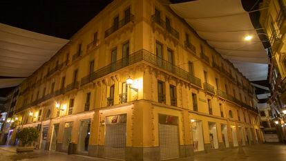 Comercios del centro de Sevilla con los escaparates apagados, este miércoles.