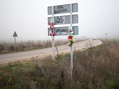 Señales de tráfico con carteles y pintadas pidiendo justicia para Esther López, en el lugar donde apareció su cuerpo el 5 de febrero de 2022.