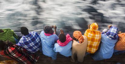 Migrantes africanos a bordo de un barco de la ONG espa&ntilde;ola Proactiva Open Arms, que los rescat&oacute; el pasado jueves cerca de Libia.